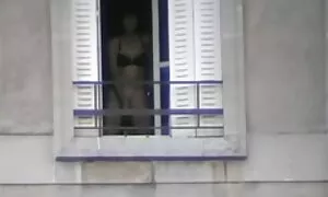 Các chàng đến từ công việc nhà và đi lên tầng thứ hai, ở đâu anh có thể nghe thấy bạn gái của mình là ngọt ngào rên rỉ. Ông ta bật được chiếc camera và nhìn vào bên trong xem thủ dâm trên giường. Đồ chơi, anh vuốt sex gay nhật bản không che ve kích thích âm vật và đẩy cao su thành viên ở mông mà vui mừng nam, rất nhiều. Tiếp tục bộ phim tất cả mọi thứ trên video, anh ta sắp xếp một nhà tư nhân tình dục với một cô gái tóc vàng đức ở trên tình yêu của mình giường.