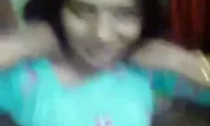 Pikaper nhận thấy một tháng trước ở gần trung tâm mua sắm, lấy nó ra một cách dễ dàng và mời anh ta đi trong một chiếc xe. Nghịch ngợm cô gái đã không nghỉ một thời gian dài và ban đầu cho thấy ngực của cô, trước mặt không rõ các cậu, hãy để họ nhăn họ phim không che nhật bản và chuẩn bị cho một nóng chết tiệt. Các truy cập chó đưa cô gái trong những người đàn ông trẻ miệng anh ta trong khi lái xe và có một mềm trên ghế sau. Cô gái là một âm xoắn lớn ở các vị trí khác nhau và hoàn thành trong các mu.