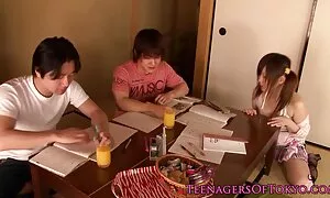 Hai đẹp và Nhật bản, phụ nữ và trẻ em của họ là những người bạn trong cặp. Và kể từ khi các cô gái đã rất gần và không che giấu bất cứ điều gì giữa chúng giống như các chàng trai, một ngày nào đó khong che nhat ban tất cả các quyết định phải có tình dục trong cùng một phòng. Và thêm hứng thú với các trò chơi, các cô gái thảo luận đó của họ sẽ nhúng của họ fraer vào phía trước cực khoái. Và châu á bắt đầu chạy để cung cấp, cho con trai của họ. Quỳ trước mặt các con đực, dễ thương tích cực liếm đầu của các chàng trai, dương vật và xô đẩy cô ban nhạc gần như hoàn toàn xuống cổ họng của mình để mang lại cho các cặp vợ chồng để xuất tinh càng nhanh càng tốt.
