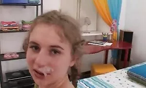 Một 18 tuổi đẹp nghỉ hưu, trên một chiếc giường lớn, nhẹ nhàng và chạm vào cô ấy nhô ra nơi, vuốt ve ngực mình và dần dần, cởi quần áo phim sex nhat ban hay khong che trước khi thủ dâm. Chiksa có hứng tình và cởi quần lót của cô, cô gái cũng ăn mặc đẹp âm đạo. Một người phụ nữ trẻ chạy tay qua âm đạo kiếm và rên rỉ với cảm giác thú vị. Người phụ nữ tay và kết thúc dữ dội.