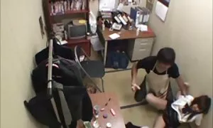 Hai người bạn không biết phải làm gì và đi ngớ ngẩn xuống các đường phố trên một ngày hè nắng. Có kinh nghiệm đón nghệ sĩ tiếp cận họ và dễ dàng bị thuyết phục các bê để đi đến căn hộ của họ. Nên họ cởi đồ và bắt đầu uống xin vui mừng con đực, sau đó họ gánh thống lĩnh của họ có kinh nghiệm như các tay đua. Những kẻ đã kết thúc trong âm đạo sau một nhóm và tinh trùng của họ từ từ chảy xuống hai phim sex hd nhat ban khong che đùi của họ.