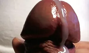 Các cô gái Reno với hình xăm đi quanh một cơ sở công nghiệp với trần lớn và quyến se x nhat ban khong che rũ người đàn ông mạnh mẽ cho một cách nhanh chóng, fuck. Không rõ kẻ ghi lại một thoải mái tóc đen và một cơ lái xe tải đã quyết định, một gái điếm tại chỗ. Các chàng đánh các cô gái trong miệng mình dương vật to lớn, và có một nghề nghiệp tốt, thổi kèn, đặt cô ấy ở trong cốp xe từ phía sau và tích cực đến gần xe lửa ở các vị trí khác nhau cho đến khi ông hoàn thành khuôn mặt của mình.
