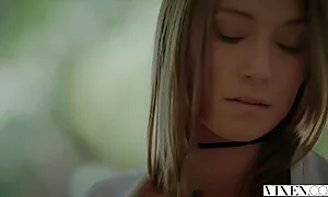 Một nga nhanh chóng tìm được một khách hàng của cô là tình dục, nói chuyện, ai muốn nhìn thấy cô ảnh sex nhật bản không che ấy tài năng trong riêng tư. Đầu tiên, cô cởi quần áo ở phía trước của anh ta, chỉ còn lại vớ sexy cho mình, và sau đó bắt đầu vuốt ve mình. Một tư ghi âm của một con búp bê nga thủ dâm bắt đầu với cô trò chơi với một thủ, và sau đó các em đến với một cái gì đó thú vị hơn.