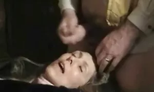 Một trẻ runetka quyết định để bắt đầu một thực tại của cô chat sex. Tôi có một người bạn đồng, những người muốn làm tình với không khí. Các cô gái ở phía trước của những máy ảnh đã nhộng của quần lót ra và bắt đầu liếm ướt với tổng cống hiến. Ông đã làm việc sex nhất ban không che rất nhiệt tình và thực hiện một Cooney rất chuyên nghiệp mà các đồng sớm run lên từ sóng của thanh che đầu.