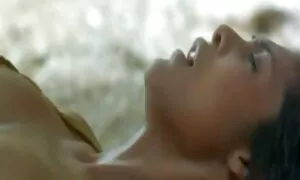 Đến lúc của ông của ông nội của nhà nước, các 18 tuổi bé đã chán và không biết phải làm gì. Để cô ở nhà một mình, ông già yêu cầu cô hủy bỏ vườn, nhưng những cô phim xet nhat ban khong che gái đã làm một cái gì đó hoàn toàn khác nhau. Cô ấy hoàn toàn cởi quần áo ngay sau khi cô ấy đi ra và bắt đầu đưa kem chống nắng. Nằm trên một chiếc ghế, cởi truồng búp bê trong vườn mạnh mẽ gái mình với một dương vật, cho đến khi cô hoàn tất.