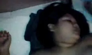 Sau khi cô gái xinh đẹp, đã tắm, cô ấy bước vào phòng, nơi mà một người đàn ông yêu thương đang chờ cô. Họ đã nghỉ hưu, trên một chiếc giường lớn và các chàng ngay lập tức bắt đầu cởi quần áo và vuốt ve nóng chó. Cô đã dương vật của ông ấy trong miệng và hút nó chất lượng trước khi ông đã ở mông cô ta. Ông làm việc như một thành viên như một tàu chiến piston và cùng một lúc vuốt ve âm vật với ngón tay của mình, phim sex nhat ban ko che vì vậy các nước của một cô gái xinh đẹp trong hậu môn cô ấy đã vượt qua rất nhanh chóng.