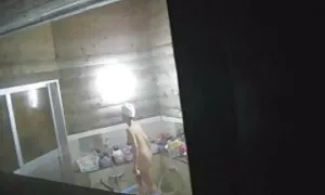 Khi những người khác ngủ thiếp đi, một cặp liếc mắt bó lặng lẽ rút lui vào cùng một giường và bắt đầu dấy lên. Họ đang quay như thế nào của thống lĩnh rose từ từ và trở nên mạnh mẽ hơn, họ đã sẵn sàng để chiến đấu. Cố gắng để không làm cho nhiều tiếng ồn và thậm chí không rên với niềm vui, các gay quay thủ dâm trong phòng ngủ cho đến khi phim sex hd nhật bản không che họ đưa ra để cực khoái.
