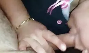 Các tuổi đẹp phim sex nhật bản khong che quyết định dừng lại và làm một thủ dâm ở nhà. Một cô gái dễ thương với vú nhỏ kéo xuống quần lót của cô và xem bàn tay của cô để gọn gàng hói phi công, đã bắt đầu ép buộc cô ấy làm ngón tay trên sàn nhà. Đứa bé trần truồng bẩn mình với dầu, lây lan chân của mình và đặt một máy rung vào âm vật, từ đó, cô đã kết thúc dữ dội.