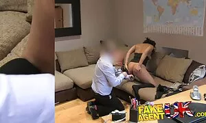 Một người lớn con ngựa, những người đã hơn 30 tuổi, chỉ thích cô gái trẻ. Và khi cô ấy đang ở trên giường với một em bé đáng yêu, cô quyết định để gây ấn tượng với các cô gái và bắt đầu liếm âm hộ của cô trên một mức độ chuyên nghiệp rằng người phụ nữ hoàn thành trong một vài phút. Và sau đó, các bạn trẻ zhahalas với anh hùng của chúng tôi trong sex ko che nhat ban nhiều loại tư thế, được không chỉ khoái nhưng cũng vọt của tinh trùng trong cơ thể.