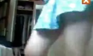 Cô sinh viên trong bộ đồng phục, ngồi trên ghế, và đồi trụy mình thân hình thon thả. Một người phụ nữ trẻ nhẹ nhàng vuốt ve cơ chân dài, nằm xuống và quyến rũ bỏ cô ấy, áo và váy trong khi làm nổi bật một cặp ngực đàn hồi, một sex nhật bản hay không che mềm bụng và một mông phủ trong quần lót màu trắng. Các đồi truỵ ngạc ép giảm xóc trong tay của mình và rung lắc mông gửi những nụ hôn với không khí và kích thích cho một đam mê tình dục.